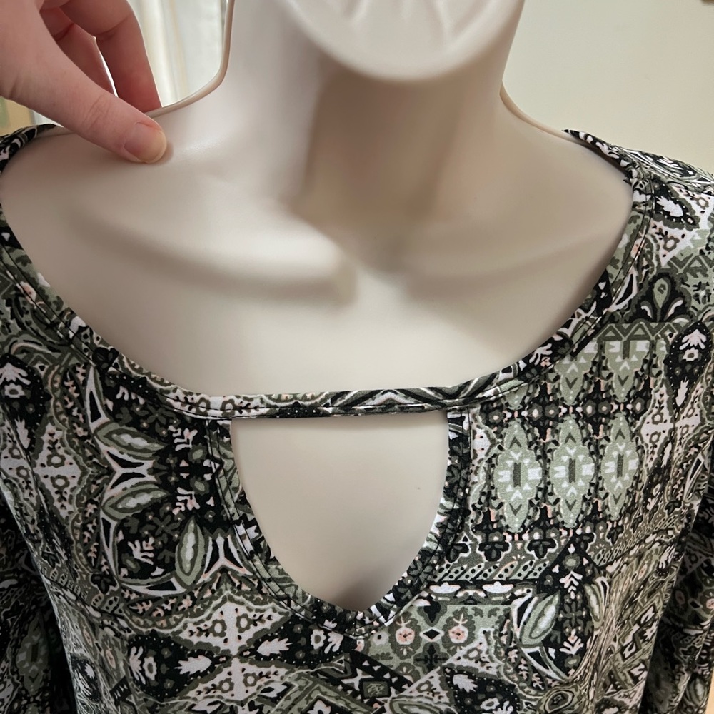 Bobbie Brooks Geometric Design Printed 3/4 Length Blouse - Picture 6 of 8